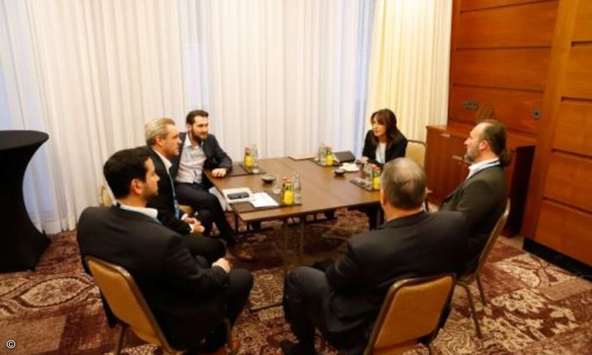 Bei einem Speed Dating konnten die Partner das Management- und Channel-Team, hier vertreten durch Piet Schoutteten (2.v.li.), Mathias Widler (3.v.li.) und Aleksandra Verhoeve, mit Fragen löchern (Foto: Zscaler)