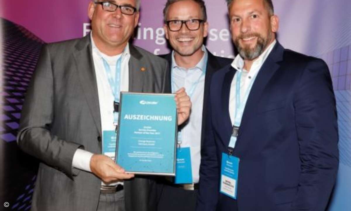 Als »Partner des Jahres« wurde Orange Business Germany ausgezeichnet, der Award wurde Christoph Müller-Dott (li.) von Jamie Farrelly und Raffael Scassamacchia überreicht (Foto: Zscaler)