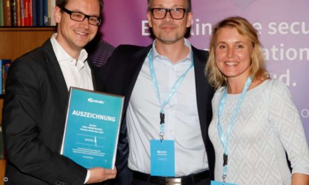 Mark Staeheli von Avantec (li.) freut sich mit Jamie Farrelly und Natalia Gurova von Zscaler über die Auszeichnung als »VAR Partner des Jahres« (Foto: Zscaler)