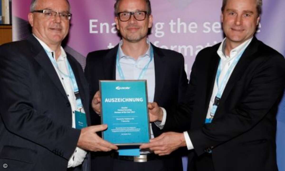 Jamie Farrelly (Mitte) und Piet Schoutteten (re.) überreichen Axel Diekmann von Telekom Security die Urkunde für den »Fastest Growing Partner of the Year«-Award (Foto: Zscaler)