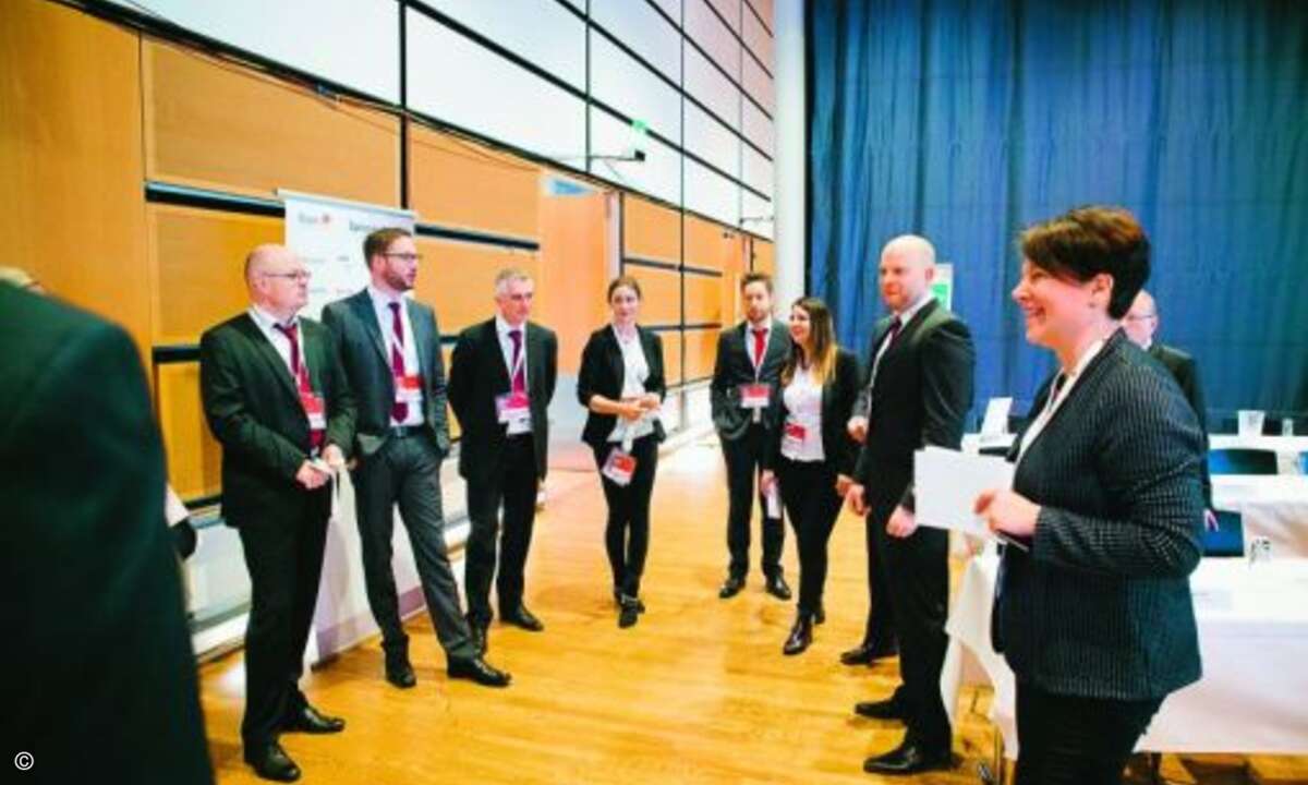 Veranstaltungsorganisatorin Maria Kornhoff von I-Team (rechts) brieft ihr Team (Bild: I-Team)