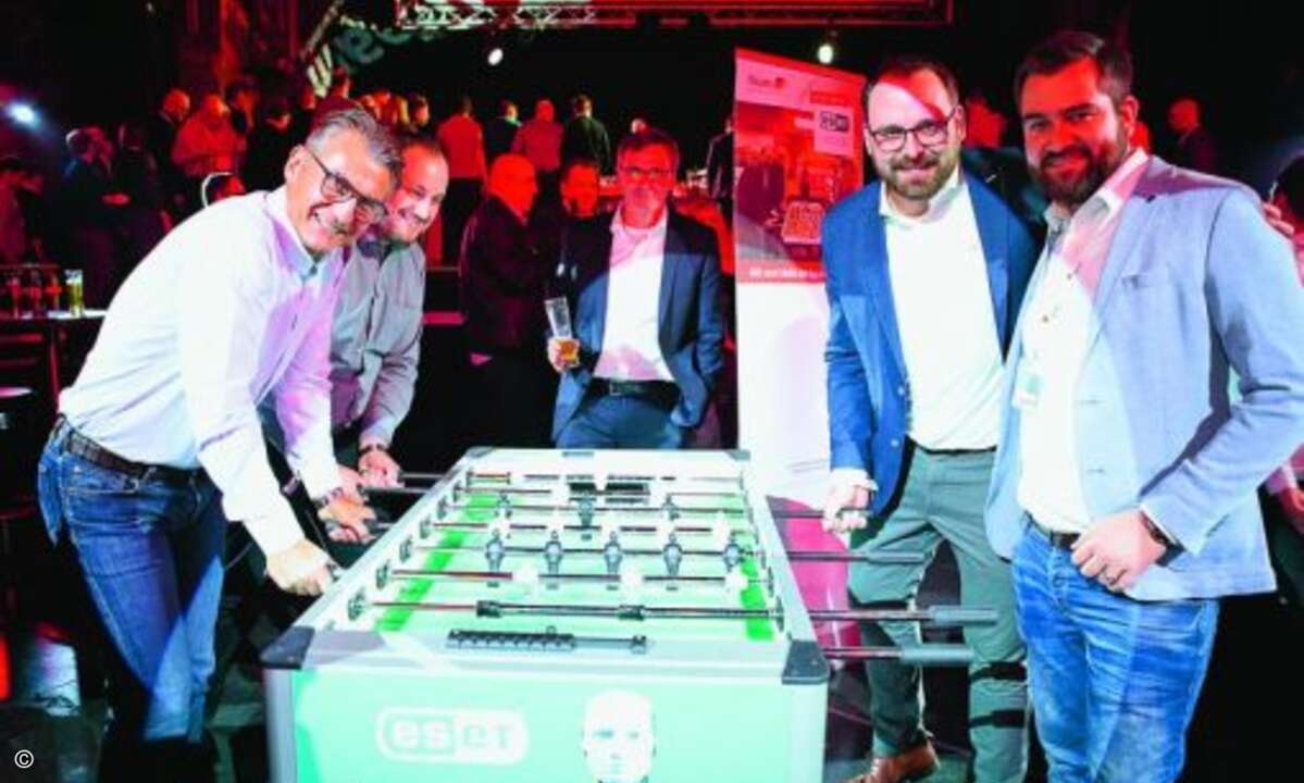 Am Kickertisch von Sponsor Eset  kicken (v. links) Christian Schneider (Schneider & Wulf EDV-Beratung), Christian Maaß (Maaß IT), Michael Baars (Insystem.de), Christoph Preetz und Alexander Schulz (beide Eset). (Bild: I-Team)