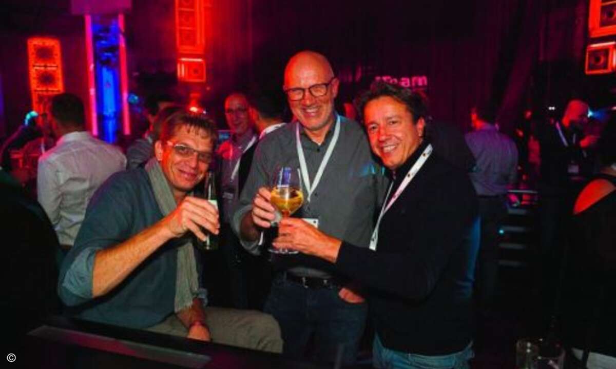 (v. links) Robert Weininger(Pegasus), Stefan Nacke (Amexus) und Zoran Trajkovic (Indusys) stoßen auf den Abend an. (Bild: I-Team)