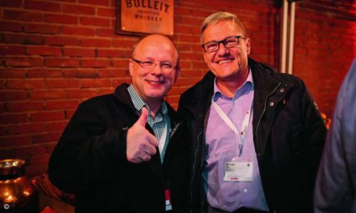 Friedrich Pollert (Synaxon, li.)  und Karsten Agten (IT-On.Net) am Vorabend-Treffen in Dr. Thompson´s Seifenfabrik (Bild: I-Team)