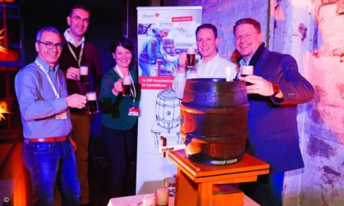 Anstoßen auf eine gelungene Veranstaltung:  (von links) Thomas Neumeier (Systemhaus One), Michael Hollmann (Hollmann IT), Maria Kornhoff (I-Team), Henning Meyer (Acmeo) und Georg Schiedel (I-Team). (Bild: I-Team)