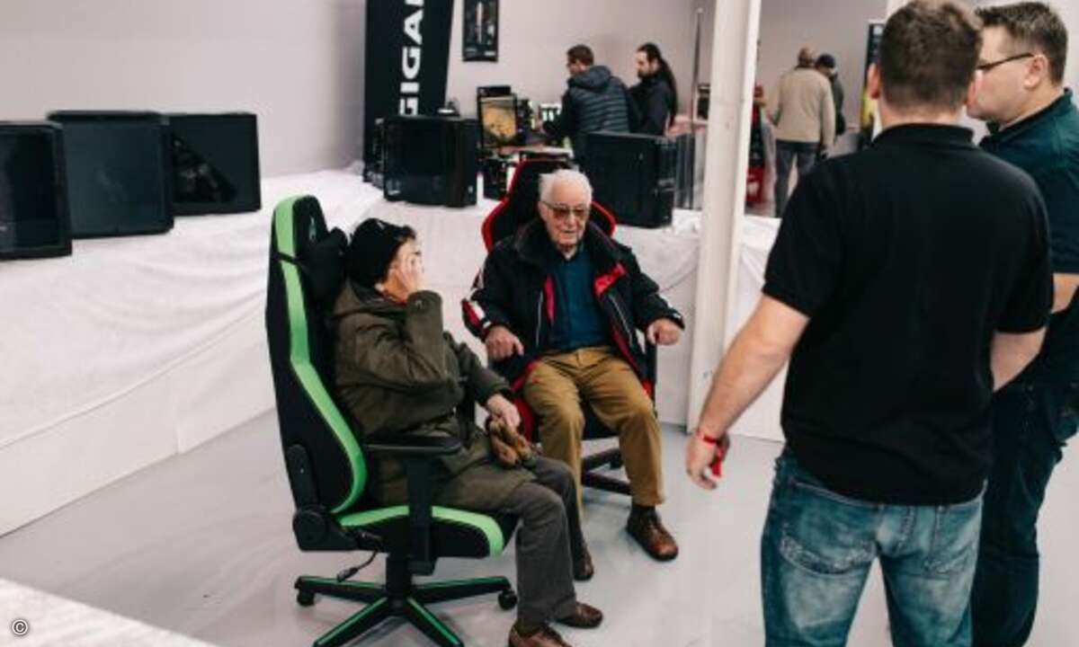 Auch die ältere Generation fühlt sich auf den Gaming-Chairs offensichtlich wohl (Florian Puelsinger und Alex Marsteller, Caseking) (Bild: Agando)