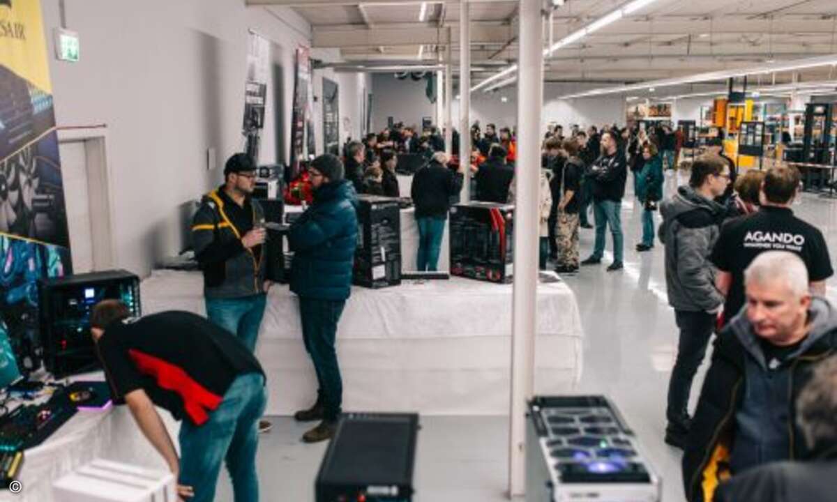 Mehrere Tausend Besucher fanden sich am Samstag im neuen Firmensitz ein (Bild: Agando)