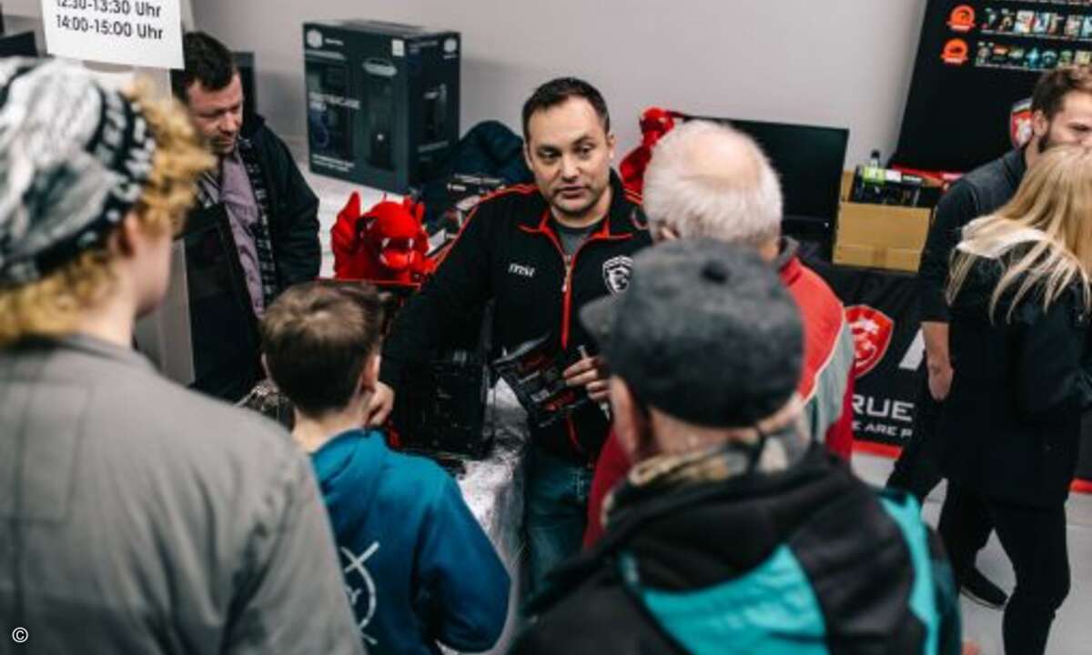 Torsten Bauer (MSI) präsentierte den Besuchern Workshops zum Thema Overclocking und PC-Zusammenbau (Bild: Agando)