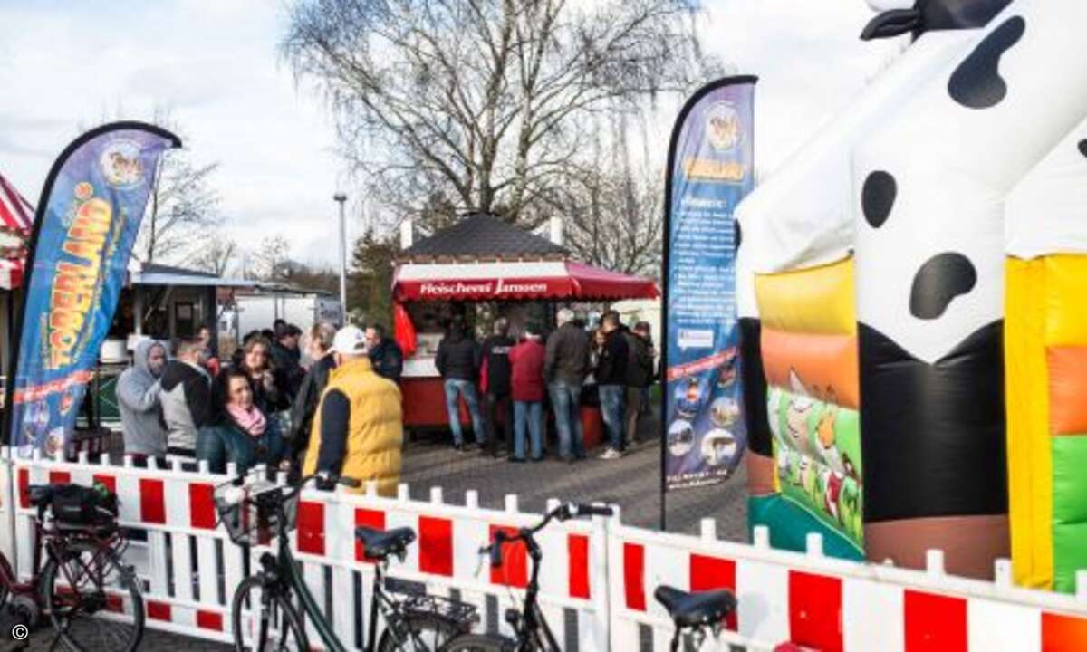 Ein kleiner Jahrmarkt mit Speisen, Getränken, einer Hüpfburg und einem Karussell stand den Besuchern zur Verfügung (Bild: Agando)