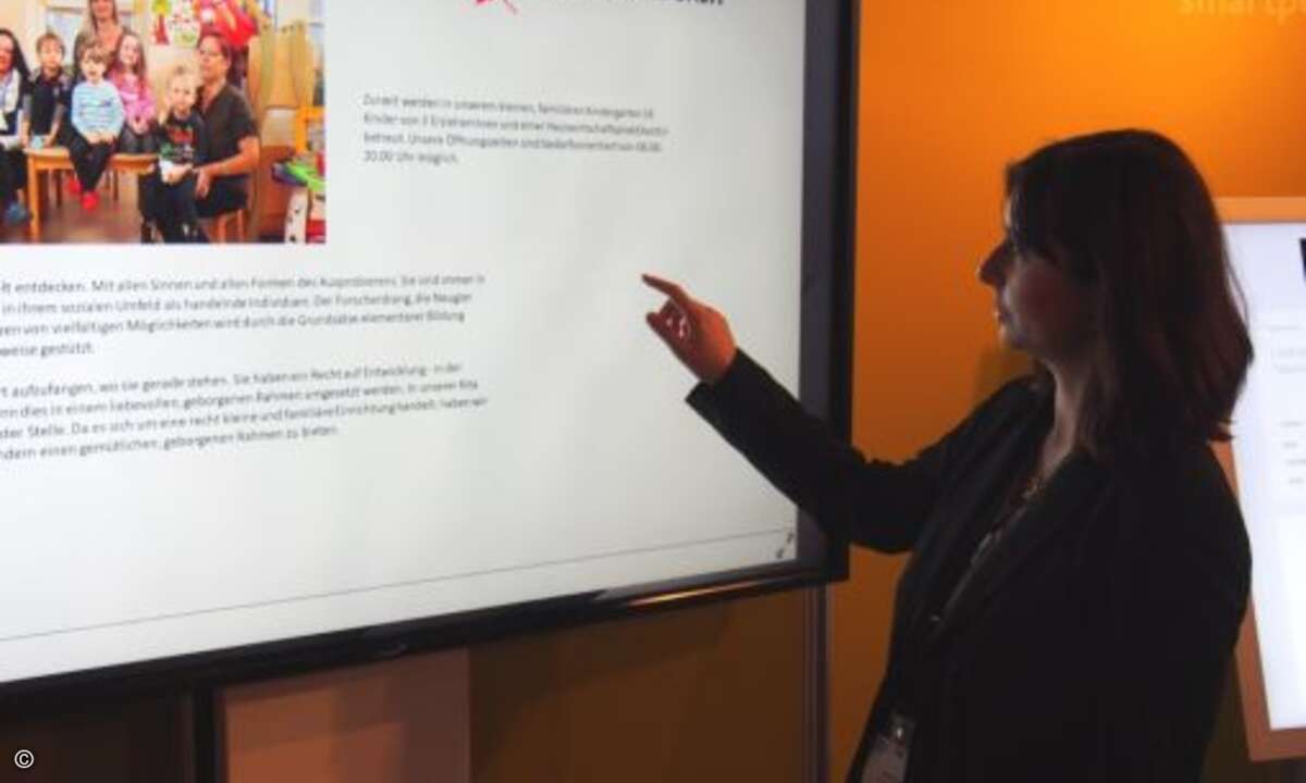 Carolin Laun von Smartperform präsentiert die Digital-Signage-Technik (Foto: CRN)