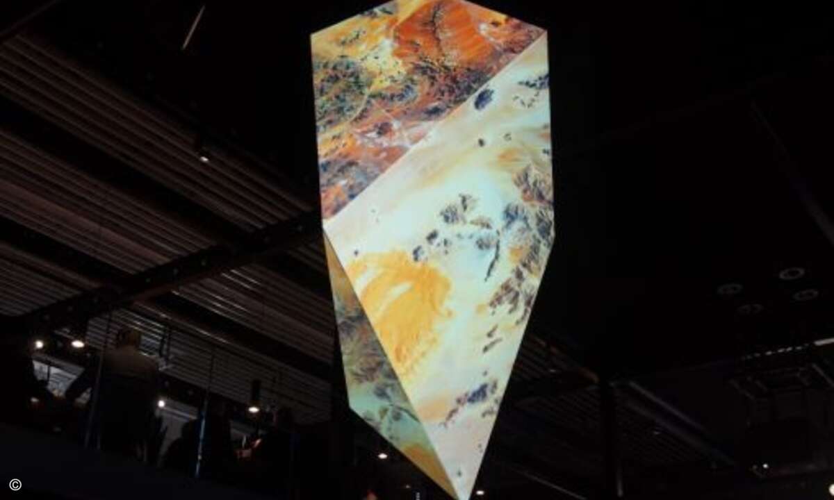 Kunstinstallation mit Laserprojektoren bei NEC (Foto: CRN)