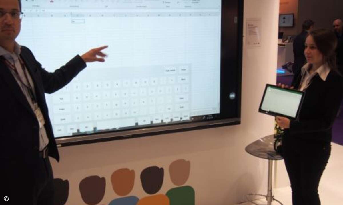 Dominic Mein und Sonja Praschberger demonstrieren die Connectivity bei Viewsonic (Foto: CRN)