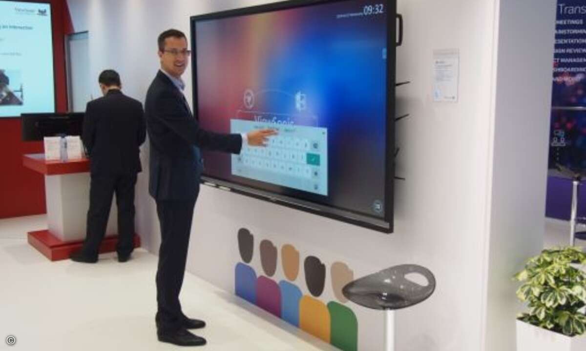 Dominic Mein von Viewsonic zeigt Large-Format-Displays (Foto: CRN)