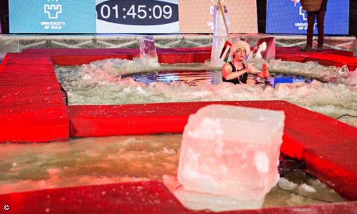 Beim Start-up-Wettbewerb in Finnland müssen Gründer im eiskalten Wasser pitchen (Bild: Henri Luoma/Polar Bear Pitching)