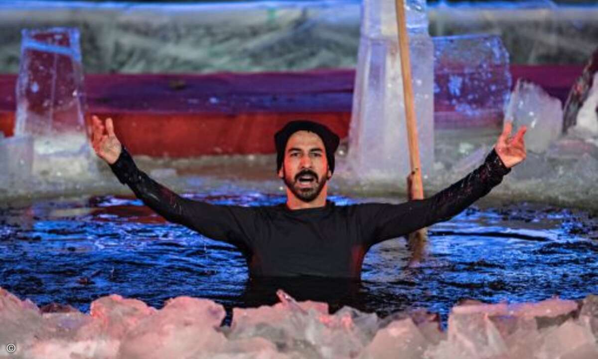 Gut vorbereitet lässt es sich im eiskalten Wasser länger aushalten (Bild: Henri Luoma/Polar Bear Pitching)