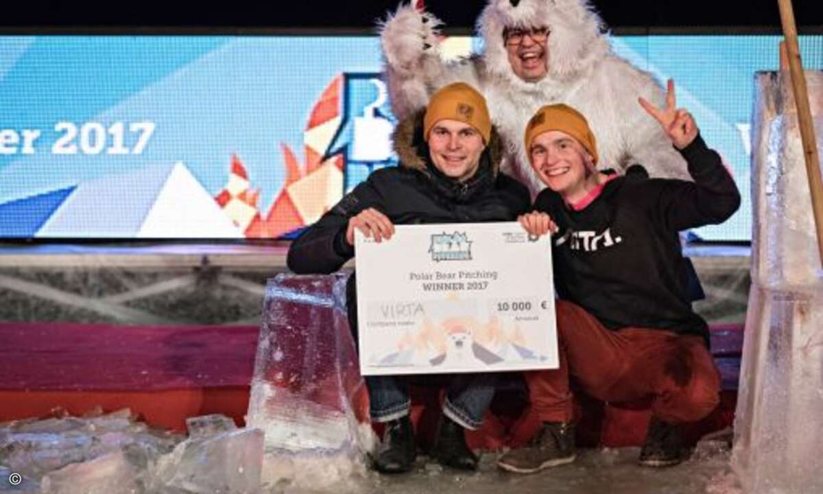 Der Gewinnerscheck wird stilecht vom hauseigenen Eisbär überreicht (Bild: Henri Luoma/Polar Bear Pitching)