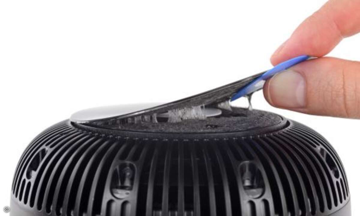 Erst dann ließ sich zumindest die Deckenplatte abheben... (Foto: iFixit)