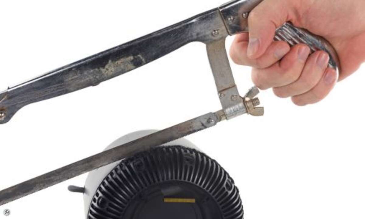 Anschließend kamen die Experten jedoch nur noch mit gröberen Werkzeugen weiter... (Foto: iFixit)