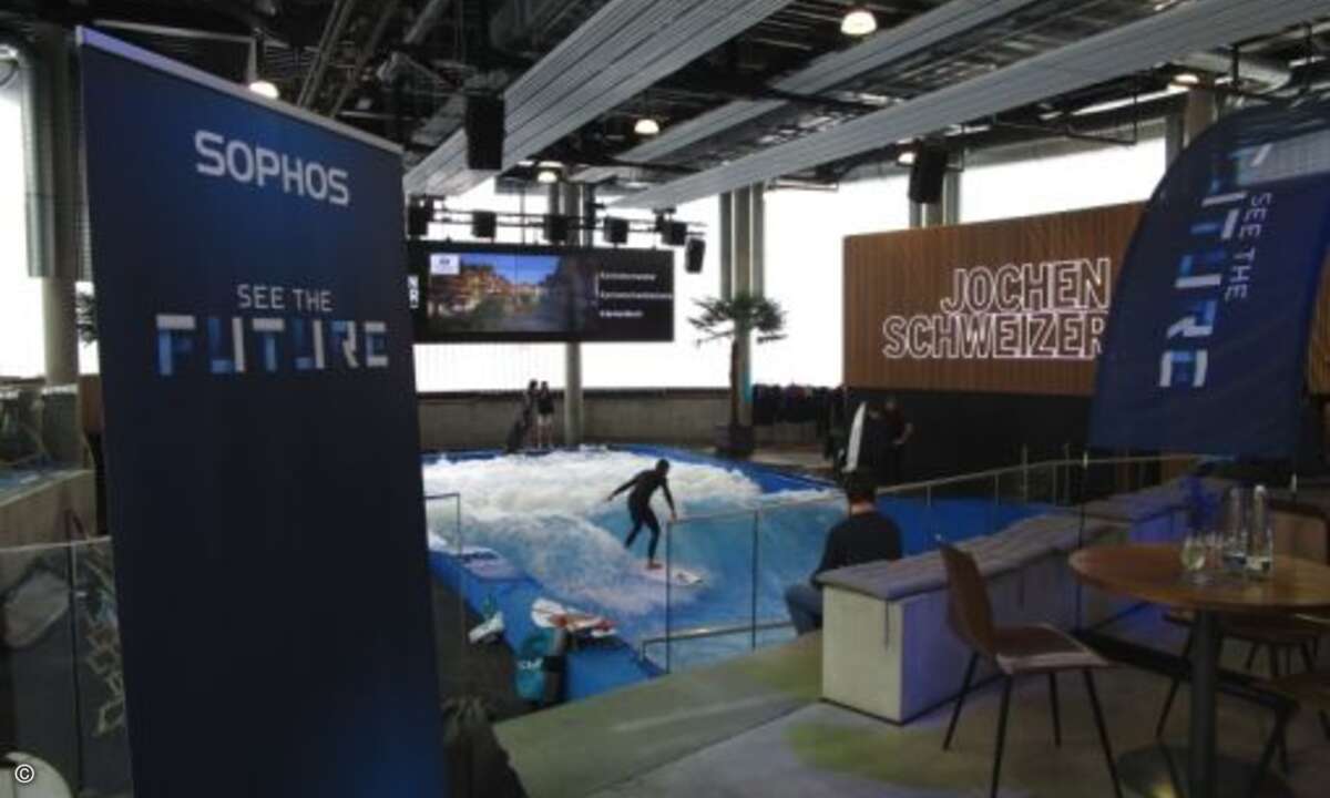 Die Jochen Schweizer Arena bot mit Bodyflyern und Surfern auch abseits des Themas IT-Sicherheit etwas zum Kucken (Foto: CRN)