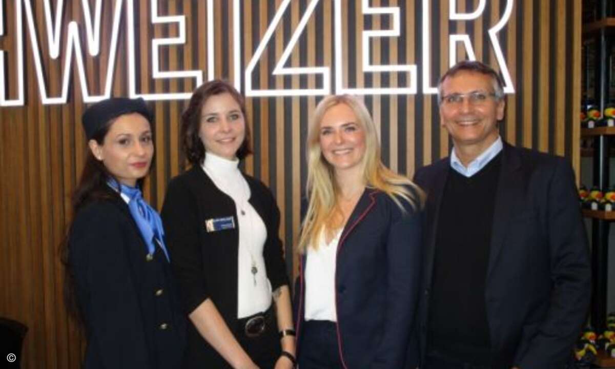 Beim Boarding zur Roadshow wurden die Sophos-Partner freundlich durch Flugbegleiterin Nadine sowie Jenny Martin, Mona Hengler und Hasan Ezdi von Waveline-Mar.com begrüßt (Foto: CRN)