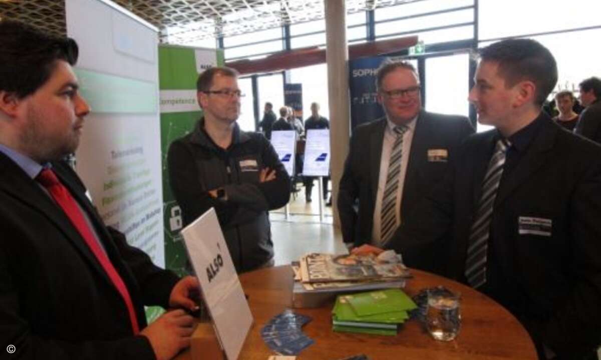 Patrik Stoll (li.) und Sven Ortmann (2.v.re.) von Also Deutschland im Gespräch mit Partnern (Foto: CRN)