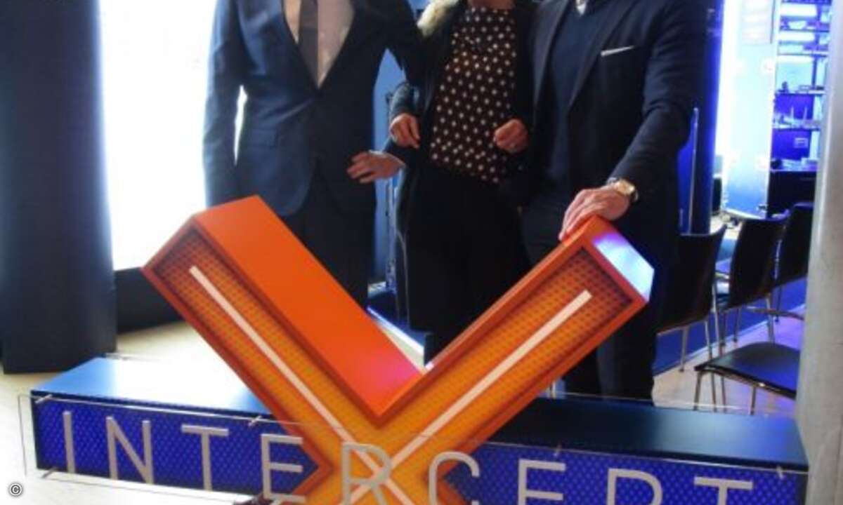 CRN-Außenkorrespondentin Carolin Schlüter mit Sebastian Fiene und Denis Brendelberger von Sophos (Foto: CRN)