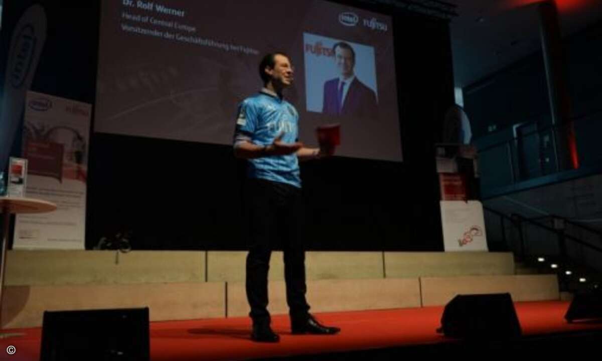 Deutschland-Chef Rolf Werner kam passend dazu im Fußballtrikot – dem von Kawasaki Frontale aus der japanischen Fujitsu-Heimat (Foto: Fujitsu)