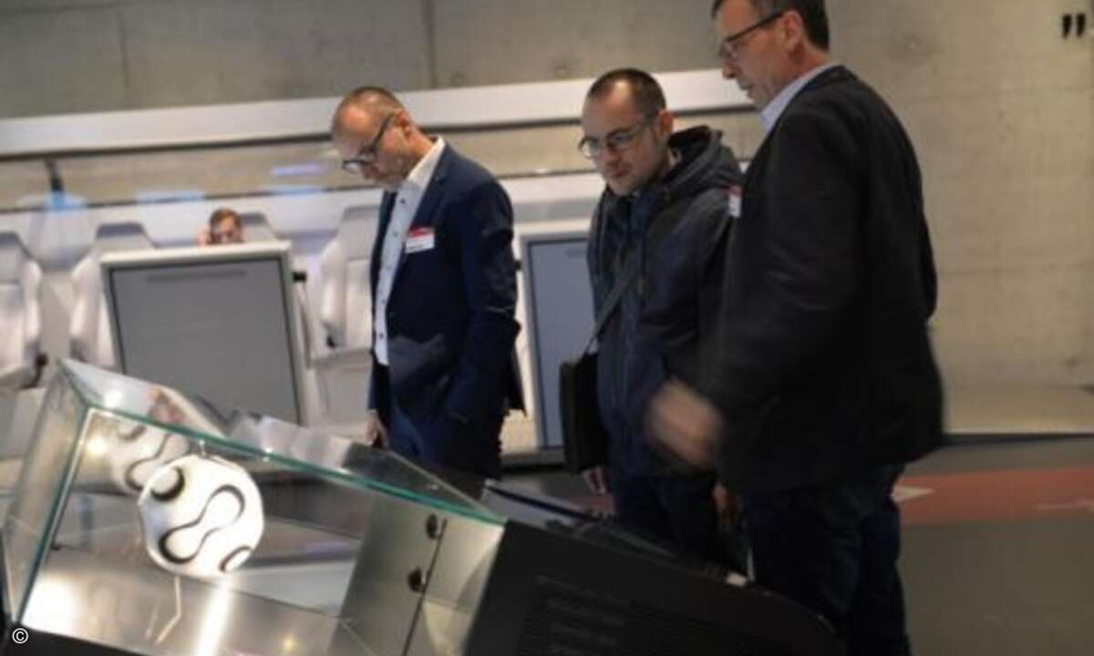 … und wandelten anschließend noch durch die heiligen Hallen des deutschen Fußballs (Foto: Fujitsu)