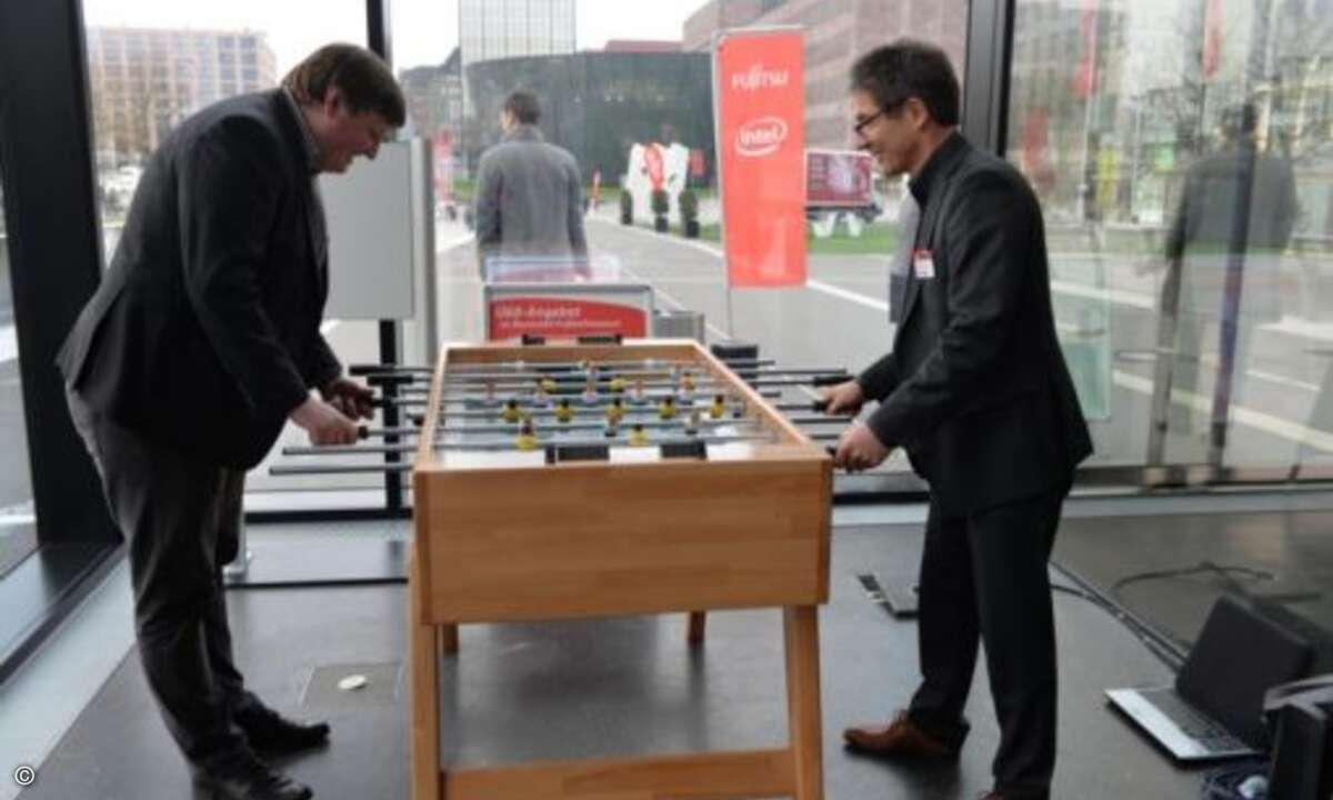 Manch einer kickte auch selbst ein bisschen (Foto: Fujitsu)