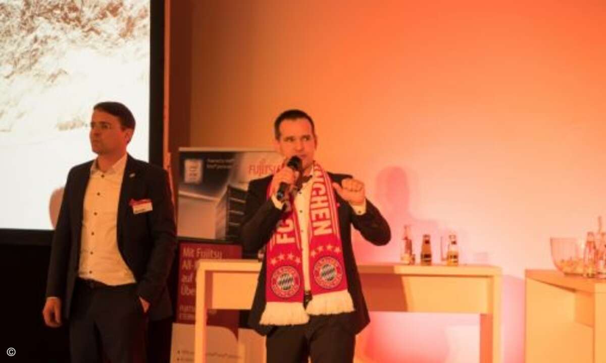 Stefan Roth (re.), hier mit Alexander Tlusti (beide Fujitsu), hatte sich schon mal in Schale geworfen (Foto: Fujitsu)