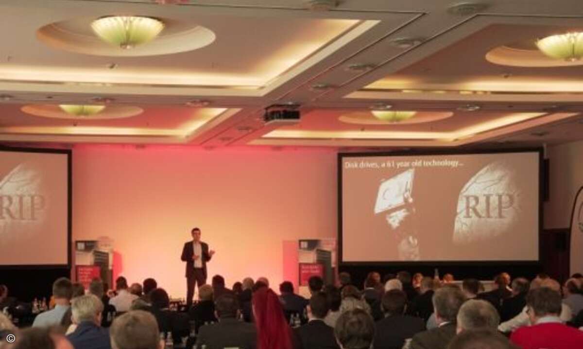 RIP-Festplatte: Fujitsus Michael Marticke empfahl Kunden und Partnern, statt auf schnell drehende 15k-Festplatten lieber auf Flash zu setzen (Foto: Fujitsu)
