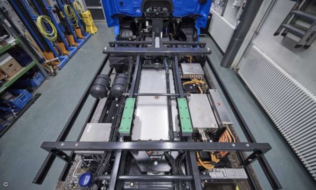 Batterie-Pakete im Rahmen (Foto: Mercedes-Benz)
