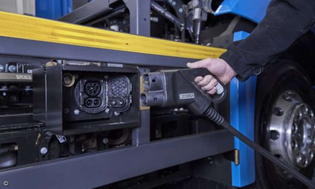 Ladestecker des LKW (Foto: Mercedes-Benz)