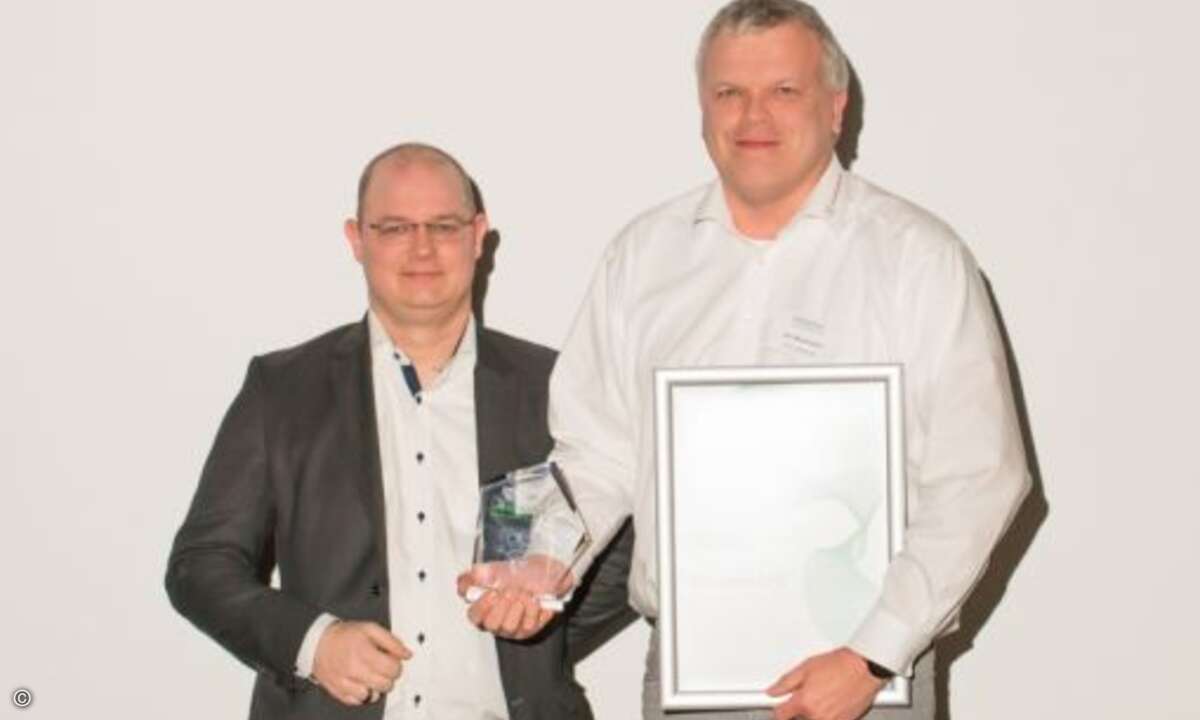 Als »Best VCSP Partner of the Year« wurde Noris Network aus München ausgezeichnet. Den Award für den besten Cloud- und Service-Provider sicherte sich das Unternehmen, weil es mehr als 6.000 VMs mit den Veeam-Lösungen schützt. Jörn Westermann (re.) na