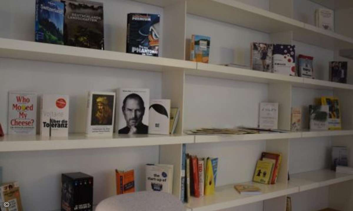 in der hauseigenen Bibliothek. Eisernen Erfolgswillen lernt man aus der Biografie von Apple-Gründer Steve Jobs.