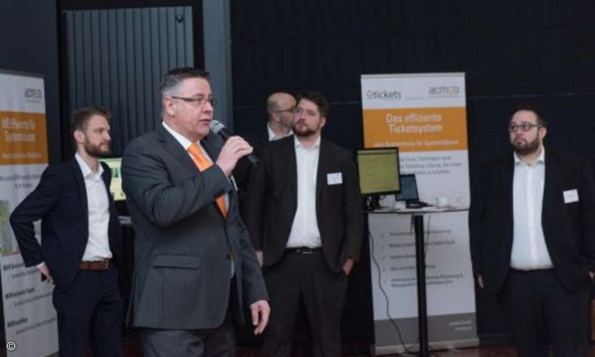 Acmeos Marketingleiter Udo Schillings informiert die Teilnehmer über die anstehenden Vorträge (Foto: Acmeo)