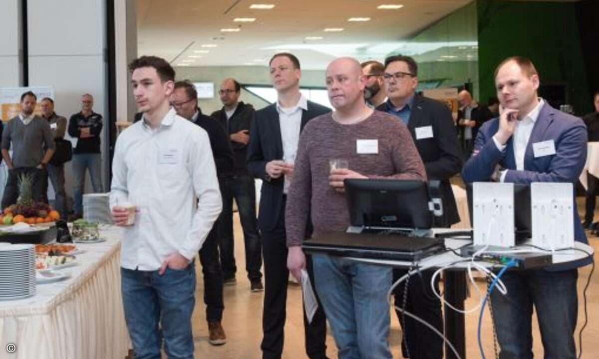 Gespannte Zuhörer, als der Cloud-Distributor die Besucher begrüßt (Foto: Acmeo)