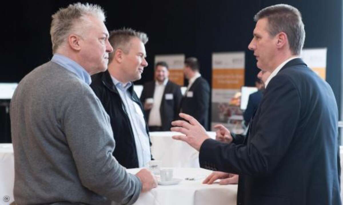 Mike Klinkenberg (Acmeo) erläutert das Portfolio den Besuchern (Foto: Acmeo)