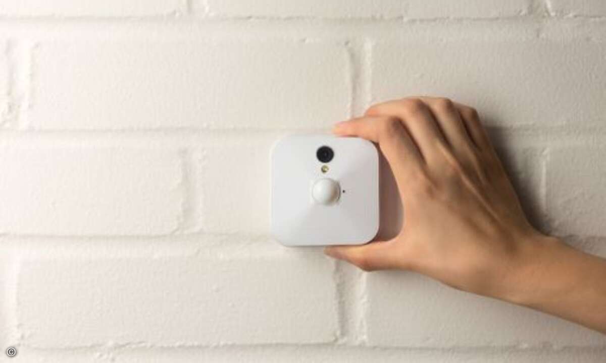 Die smarte Kamera funktioniert per WLAN und Smartphone-App (Bild: Blink)