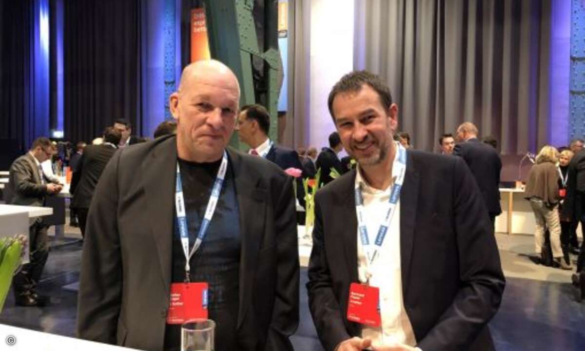 Stefan Engel (links), der seit kurzem für Lenovo das weltweite Monitor-Business leitet, freute sich, dass ihn das deutsche Lenovo-Team um Bernhard Fauser zum Kickoff eingeladen hatte (Bild: CRN)
