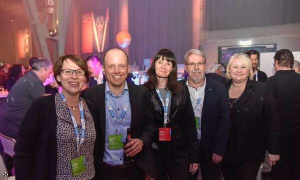Carolin Kockrick, Computacenter, Thorsten Riehl, Computacenter, Sabine Hammer, Lenovo, Dieter Wilk, Computacenter und Beatrice Dannehl, Computacenter, (von links) nutzten die Party auch zum Austausch (Bild: Lenovo)
