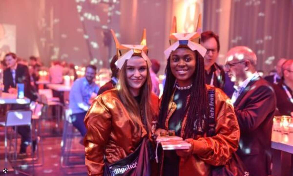 Dafür sorgten auch charmante Hostessen, die Give-aways verteilten (Bild: Lenovo)
