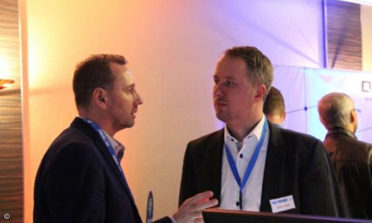 Tony Matt von Toshiba und Stefan Knobl von Ingram Micro im Gespräch (Foto: Ingram Micro)
