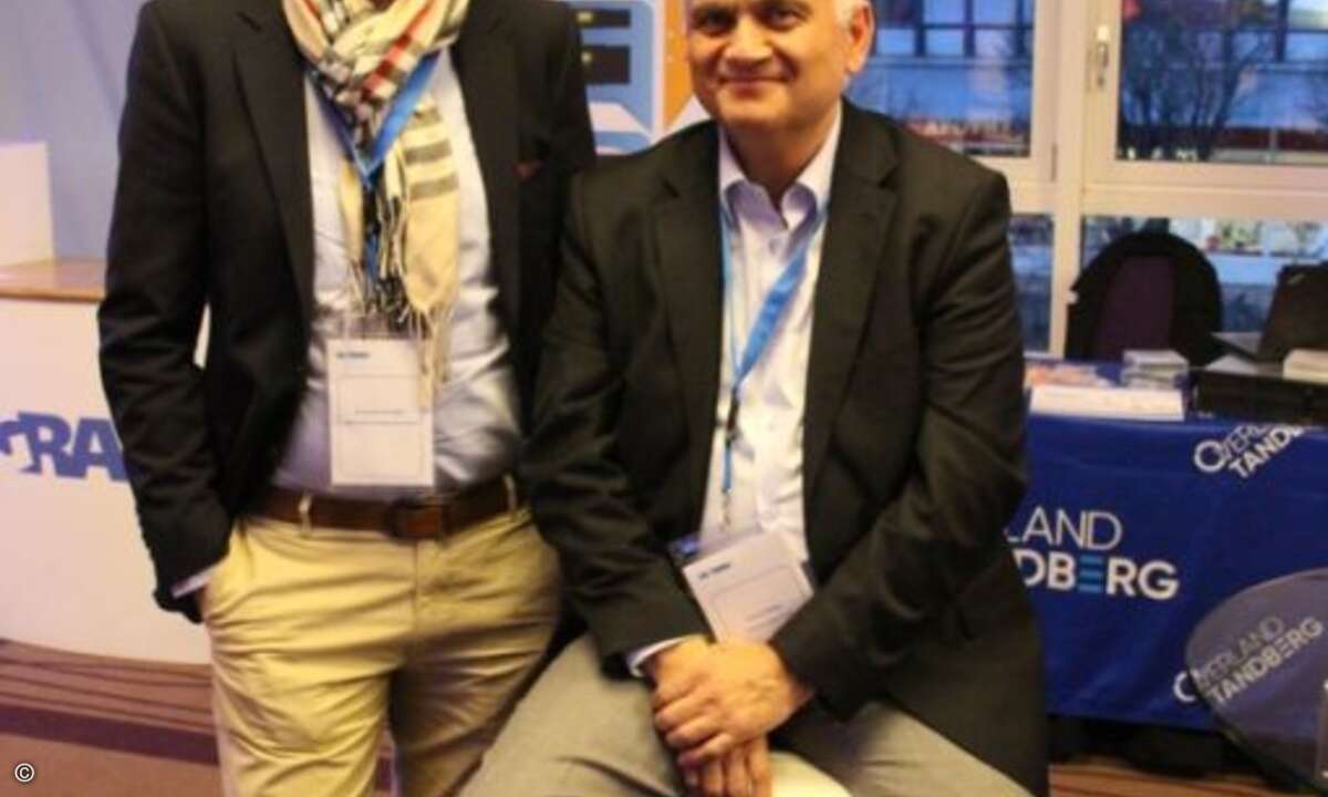 Zufriedene Gesichter bei Benjamin Knupke von Ingram Micro und Kemal Babür von Tandberg (Foto: Ingram Micro)