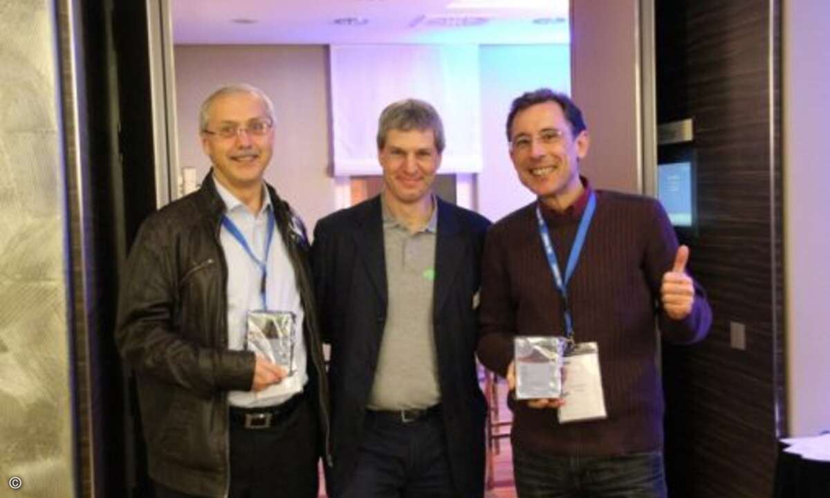 Auch Andrey Verevkin von DrData Datenrettung (li.) und Franz Richter von Infomas (re.) konnten sich über einen Gewinn freuen und nahmen Henrique Atzkern von Seagate nach der Übergabe in die Mitte (Foto: Ingram Micro)