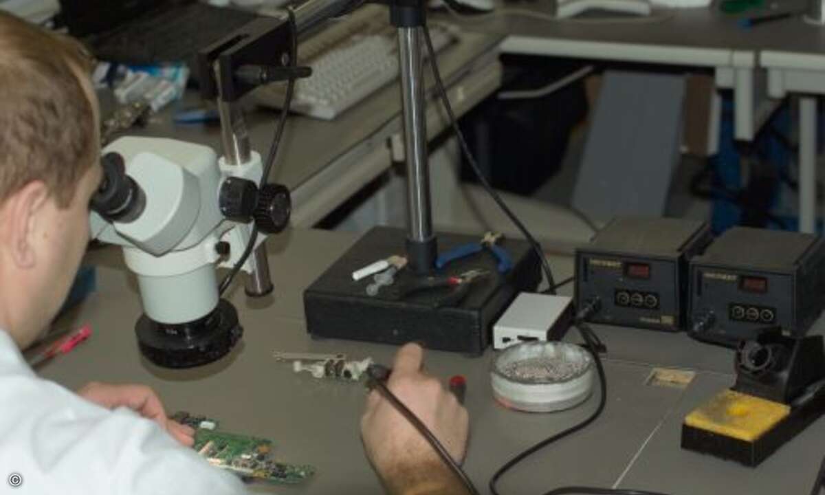 Im Servicecenter unter der Leitung von Roland Lampeitl werden Repairs bis auf Chip-Level-Basis geleistet Bild: IME)