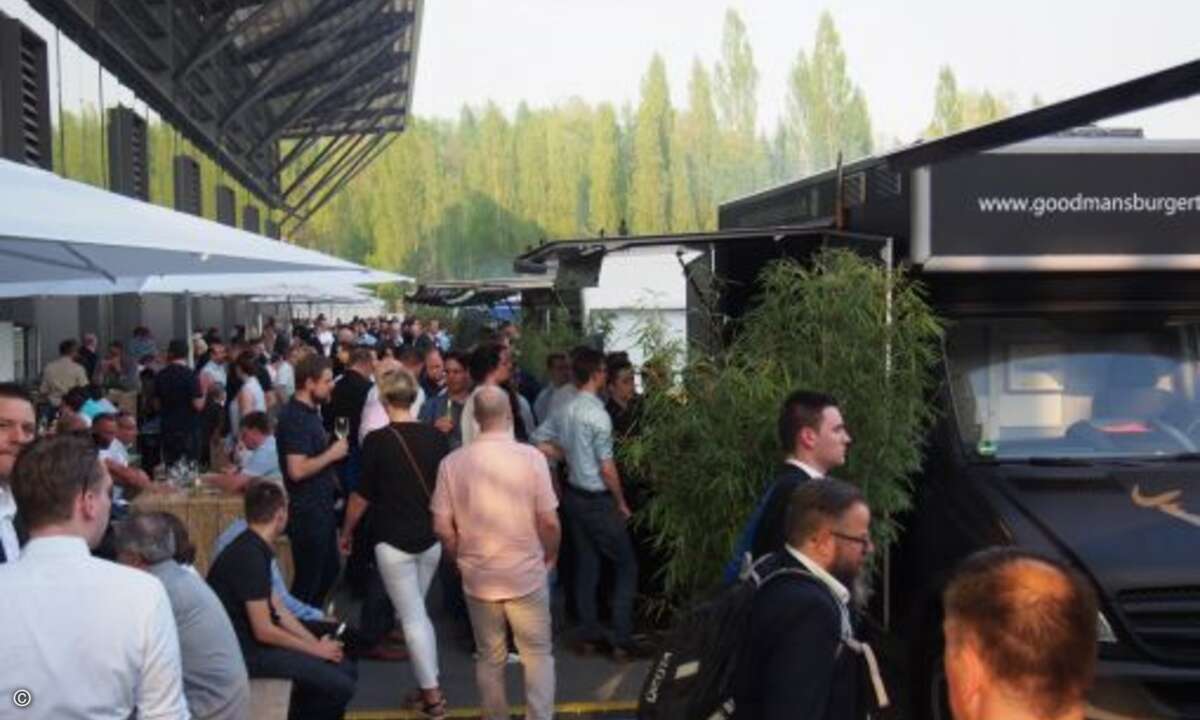 Vor der Jahrhunderthalle hatten die Besucher bei schönstem Biergartenwetter kulinarisch eine breite Auswahl (Bild: CRN)