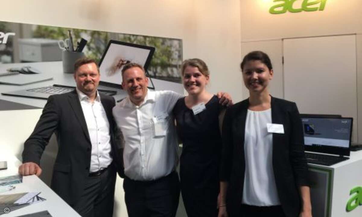 Das Acer-Team bei bester Laune: (v. links) Heinrich Voth (Also), Björn Gerkens (Acer), Ann-Cathrin Huth (Acer) und Marina Weinzierl (Also) (Bild: CRN)
