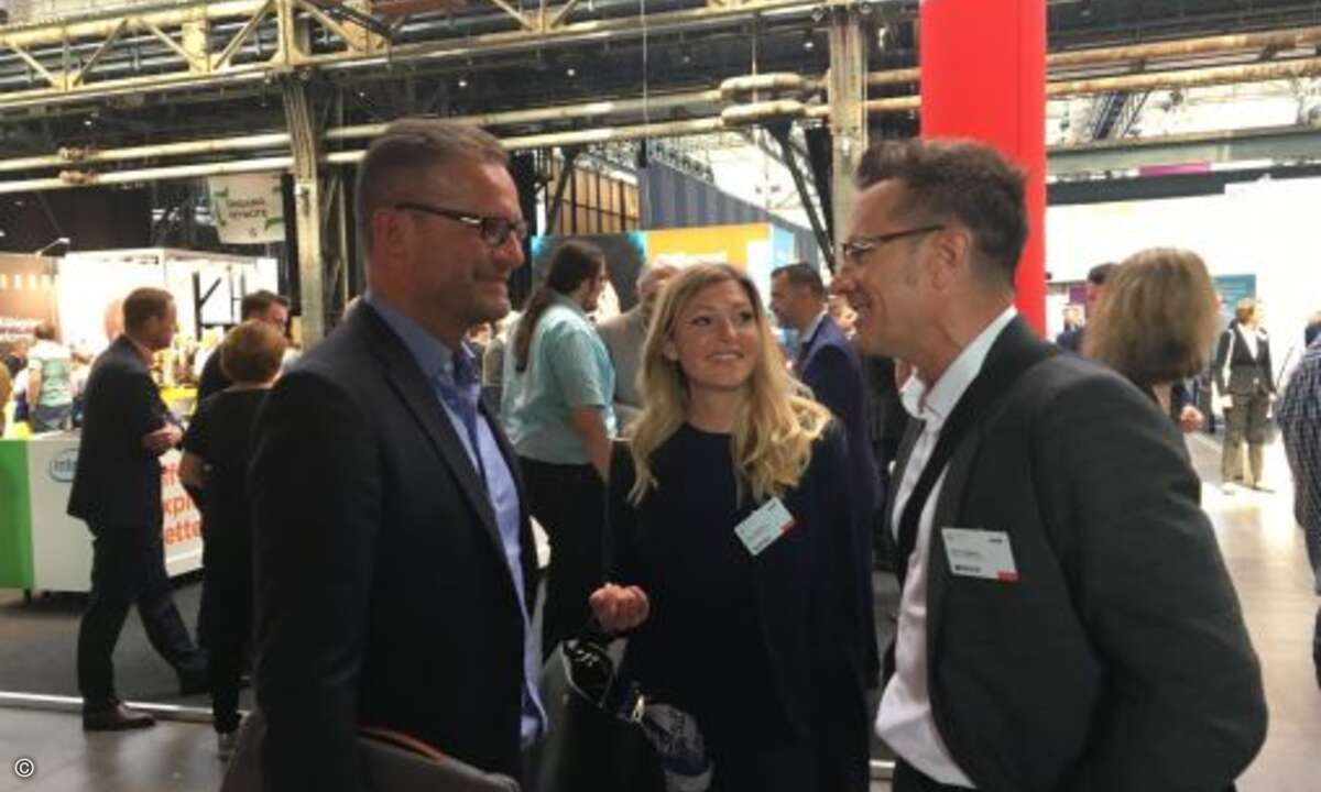 Heiko Lühr (Fujitsu), Gina Gießmann und Marc Adelberg (CRN) (Bild: CRN)