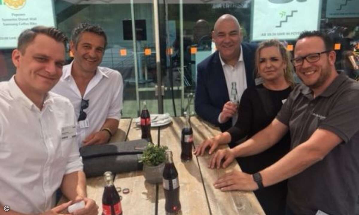Michael Plum (vorne linke, Dieter Rahe (hinten links), Stefan Knerrich (vorne rechts) (alle APC by Scheider electric) mit Oiver Gorges (cop Software) und Carolin Schlüter (CRN) (Bild: CRN)